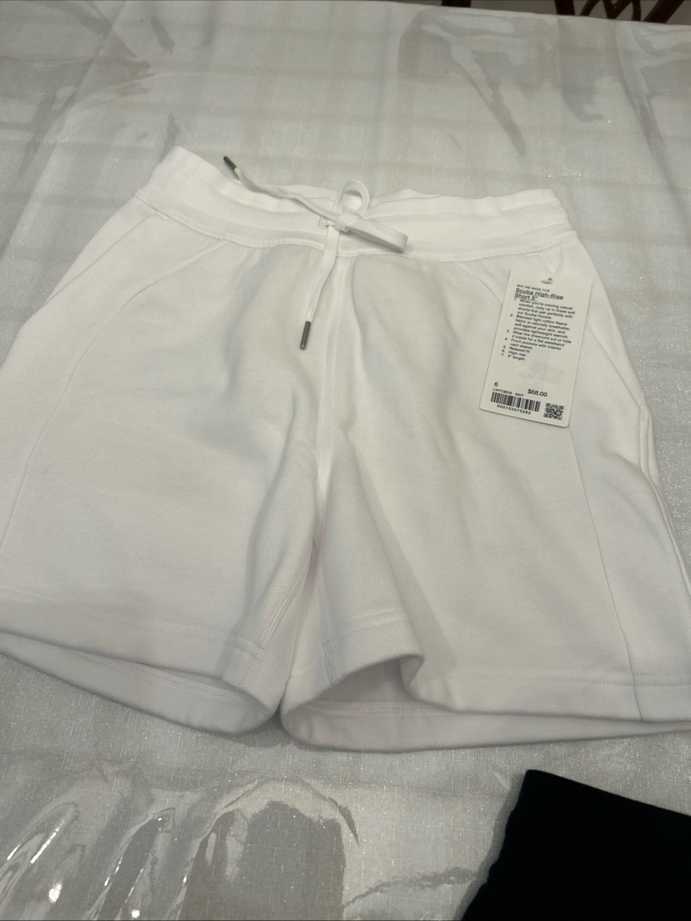 Lululemon size 6 White Women's Drawstring Casual scuba Shorts 5 inch